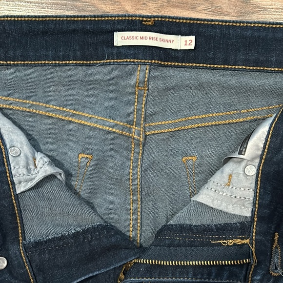 LEVI’S classic mid rise skinny jeans. The American staple for every closet - Picture 2 of 5